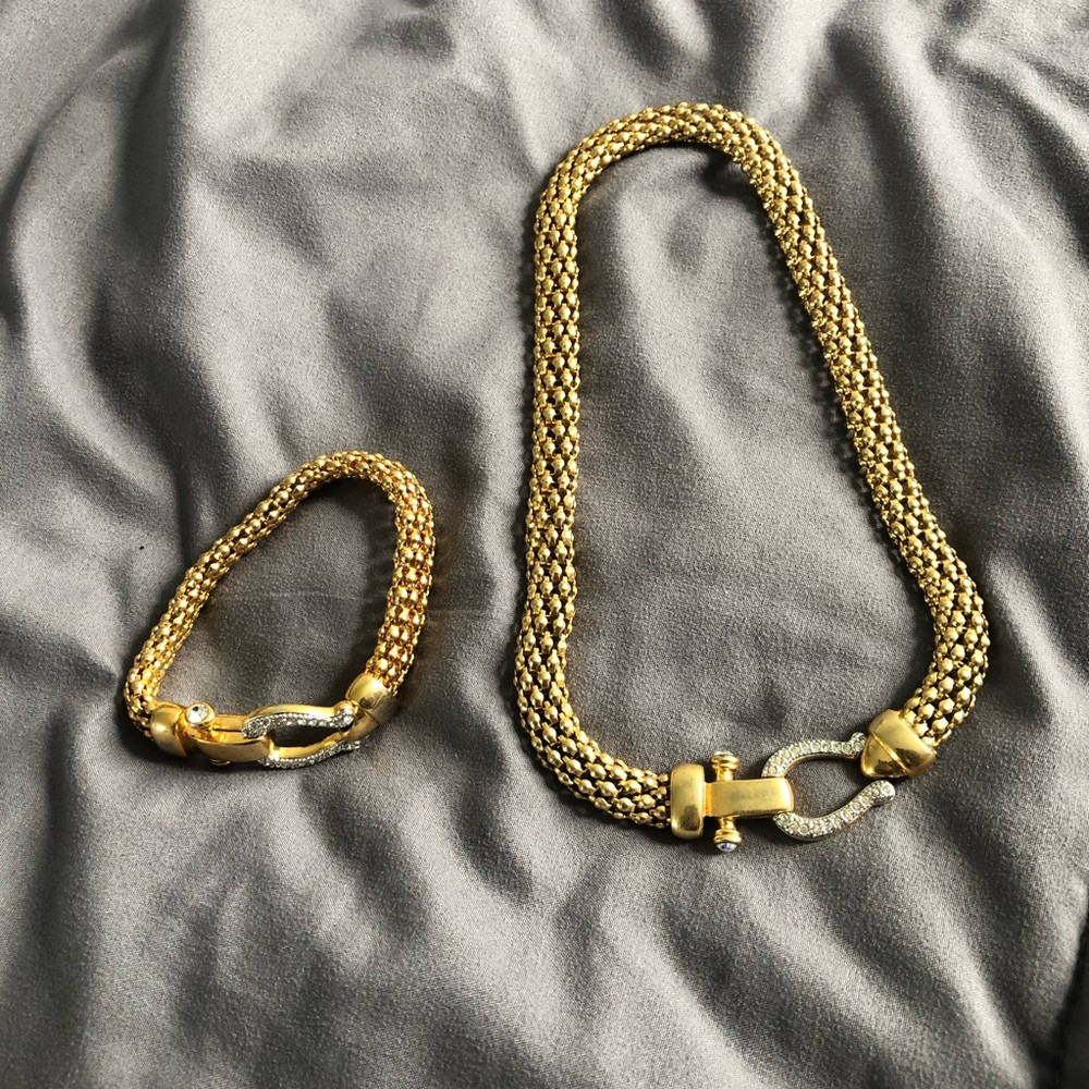 Gold necklace and bracelet set with diamonds